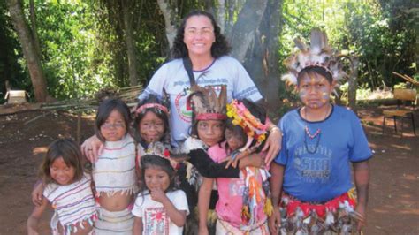 Foto di Cosimo Cossu con bambini indigeni