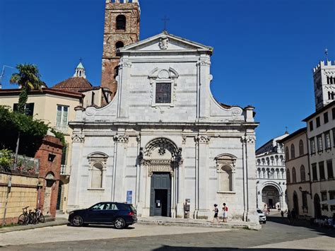 Foto esterna della Chiesa dei Santi Giovanni a Vilnius, mostrando la fusione di stili architettonici