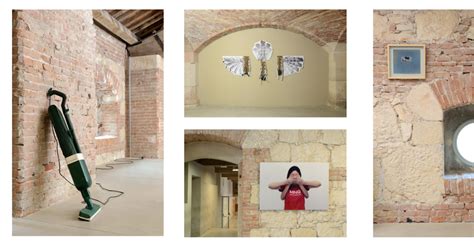 Ritratto di Denis Isaia in un contesto museale
