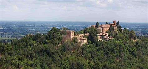 Panorama del borgo di Monteveglio con l'abbazia in cima alla collina