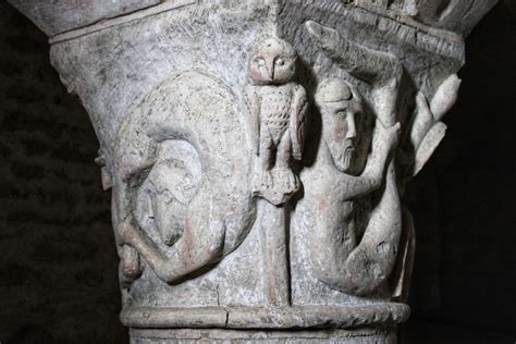 Dettaglio dell'interno della chiesa romanica di Monteveglio, con navate e altare