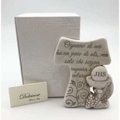 Dettaglio della Bomboniera Croce Tao da Muro in resina effetto marmo, con le Tre Mani della Sacra Famiglia.