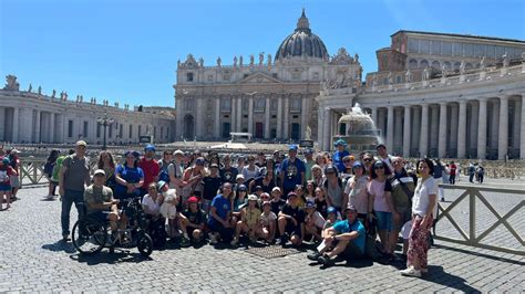 Manifestazione del Giubileo della Famiglia con partecipanti di diverse generazioni in piazza