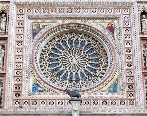 Facciata del Duomo di Orvieto con mosaici e rosone