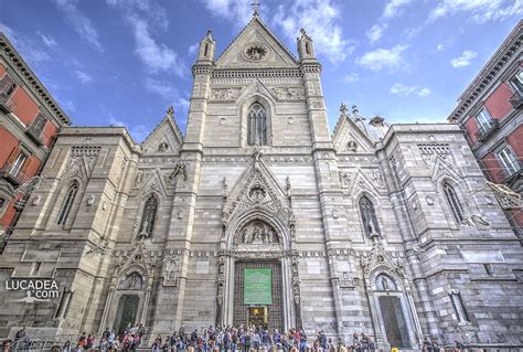 Facciata del Duomo di Napoli in stile neogotico