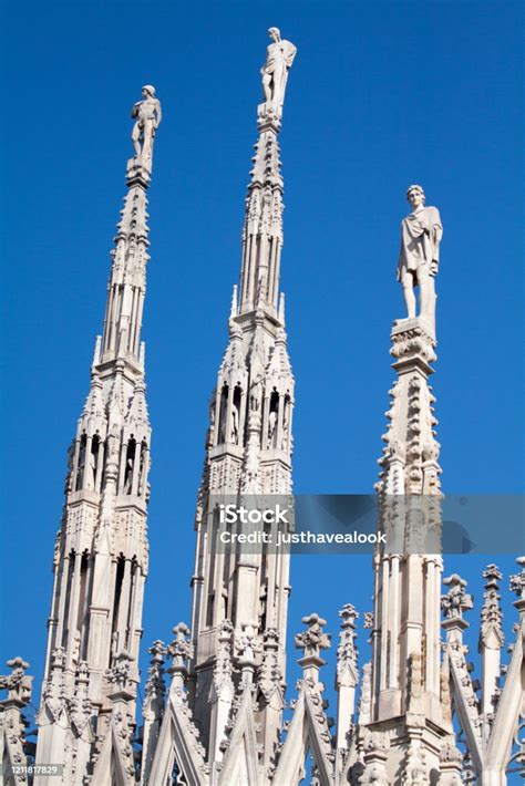 Facciata del Duomo di Milano con guglie e statue