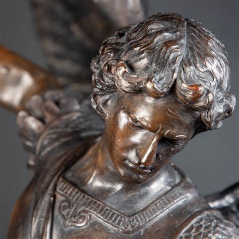 La nuova statua in bronzo di San Michele Arcangelo sulla colonna nella piazza
