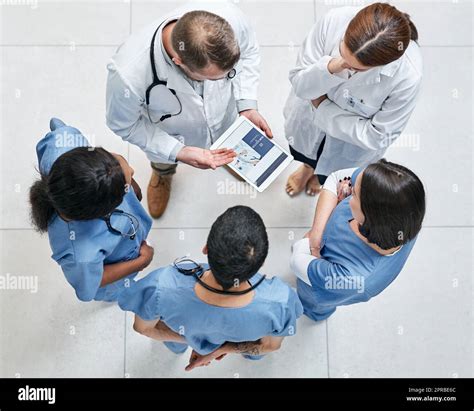 Foto di professionisti sanitari che interagiscono con empatia e ascolto