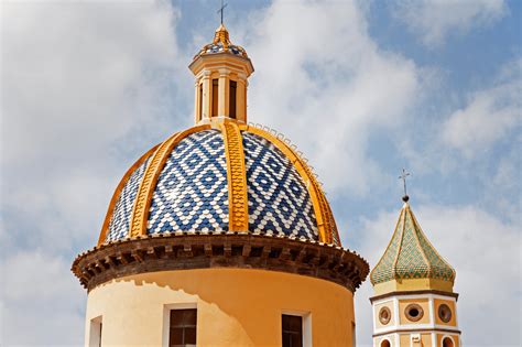Dettaglio delle cupole e decorazioni in mattoni della Panagia Parigoritissa