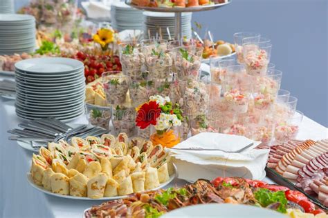 Tavola imbandita con buffet per un evento