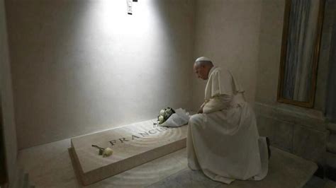 Immagine di un pellegrino in preghiera davanti alla tomba di Padre Pio