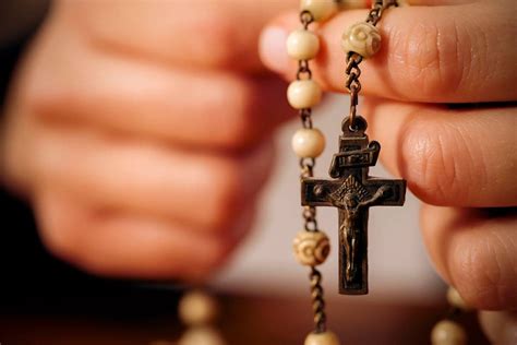 Un rosario tra le mani