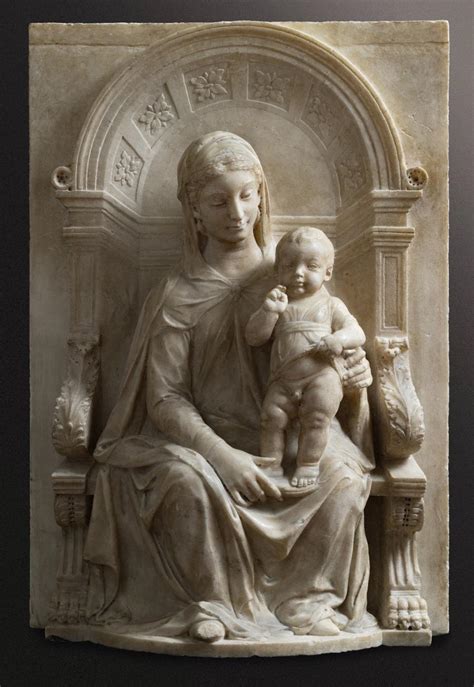 Scultura marmorea della Madonna col Bambino