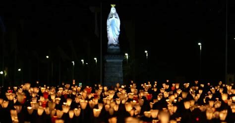 Immagine della Processione Mariana con fiaccole a Lourdes