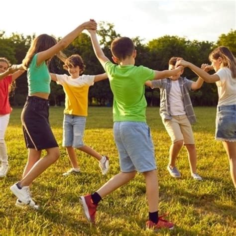 Bambini che giocano felici al Grest con tema Re Leone