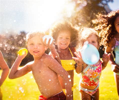 Bambini che fanno giochi d'acqua al Grest