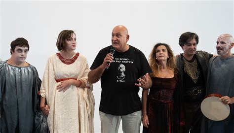 Dario D'Ambrosi dirige una scena teatrale