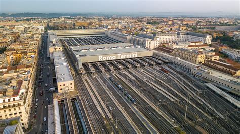 Foto della stazione Termini di Roma, con un'ambulanza o auto della polizia in primo piano