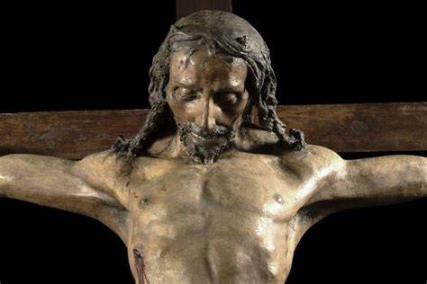 Foto ravvicinata del Crocifisso di Antonio del Pollaiolo nella Basilica di San Lorenzo