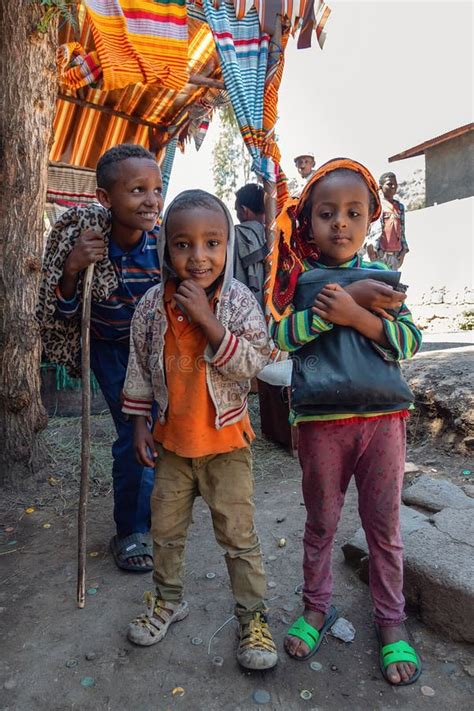 Immagine di bambini etiopi in una scuola costruita con il supporto missionario