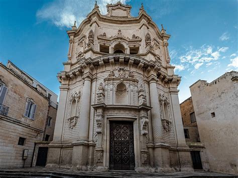 Facciata della chiesa di San Matteo con il suo particolare portico e la suddivisione in due ordini.