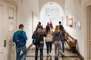 Foto di studenti che partecipano a una Summer Experience nel campus universitario, mostrando attività di gruppo e apprendimento