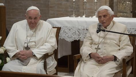 Foto di Papa Francesco e Papa Benedetto XVI insieme in un momento di dialogo