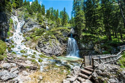 Vista panoramica delle Cascate di Vallesinella con passerelle in legno