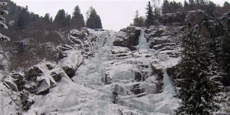 Le imponenti Cascate del Nardis in Val Genova