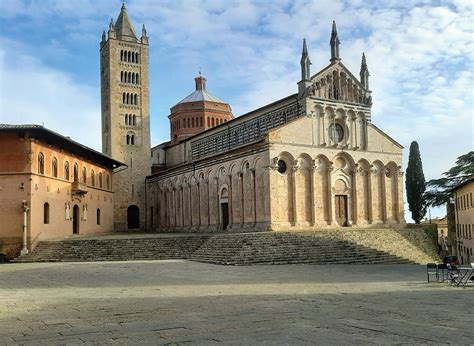 Foto esterna della Cattedrale di San Cerbone a Massa Marittima, vista dalla piazza