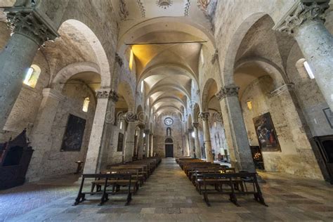Dettaglio della facciata della Cattedrale di Massa Marittima con il portale e il rosone