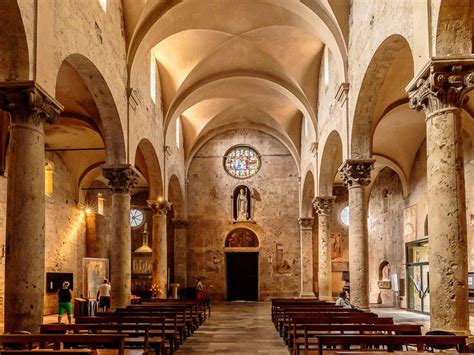 Interno della Cattedrale di San Cerbone a Massa Marittima, mostrando le navate e l'altare