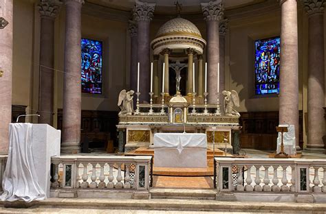 Dettaglio del presbiterio e del nuovo altare di Ivan Theimer nella Cattedrale di Massa Marittima