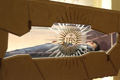 Foto della tomba di Carlo Acutis ad Assisi