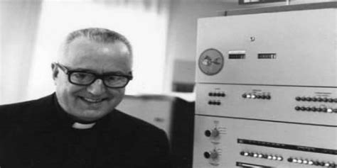 Ritratto di Padre Roberto Busa, biblista e pioniere dell'ipertesto