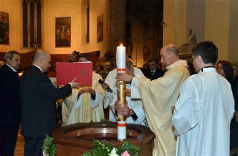 Candela battesimale accesa dal Cero Pasquale