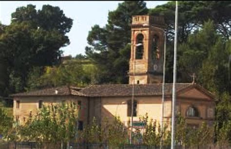 Foto panoramica del Santuario di Santa Maria della Misericordia a San Martino di Finita, con querce secolari sullo sfondo
