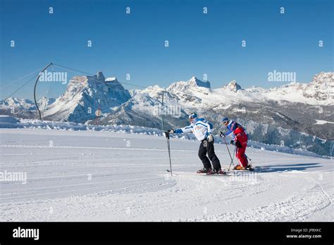 Sciatori sulle piste innevate delle Dolomiti in Trentino