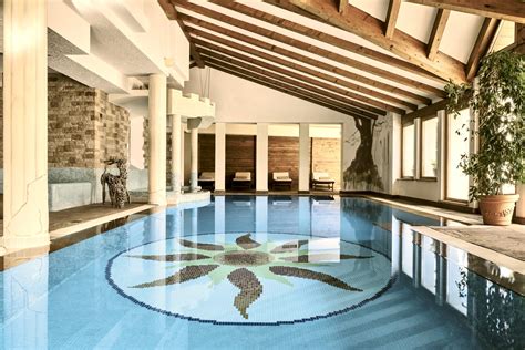 Interno di una piscina riscaldata panoramica di un hotel in Trentino