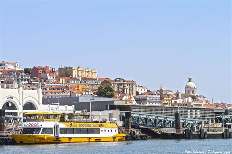 Imbarco sul traghetto a Cais do Sodré con vista sul Ponte 25 Aprile.