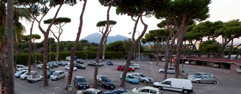 Foto aerea del parcheggio del Santuario di Pompei con molte auto e il Santuario sullo sfondo