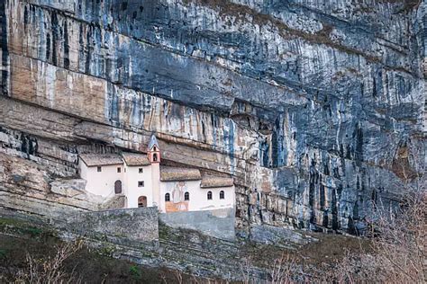 Eremo di San Colombano aggrappato alla parete rocciosa