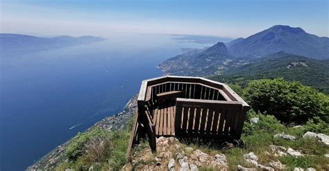 Sentiero di montagna con vista sul Lago di Garda