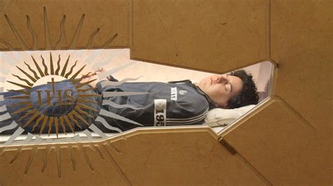 Immagine delle spoglie di Carlo Acutis esposte ad Assisi