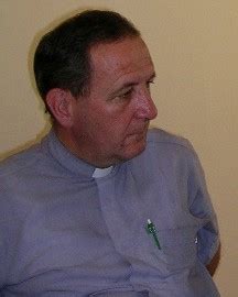 Foto di Don Francesco Cassol durante il Raid Goum o con giovani