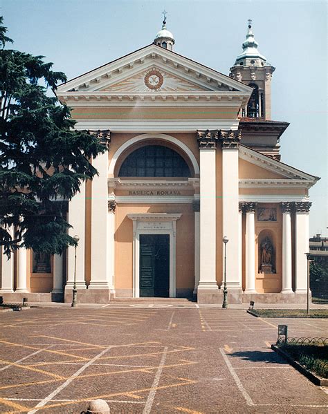 foto degli interni del Santuario di Rho, con l'altare maggiore