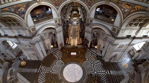 Interno della Cattedrale di Old St. Paul con targhe commemorative