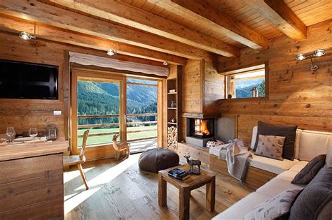 Interno accogliente di un appartamento in montagna