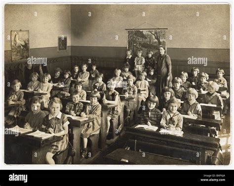 Foto storica di una classe scolastica femminile di inizio '900