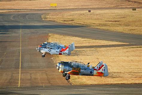 Un Messerschmitt 110 atterrato in un campo d'aviazione italiano, osservato da piloti italiani